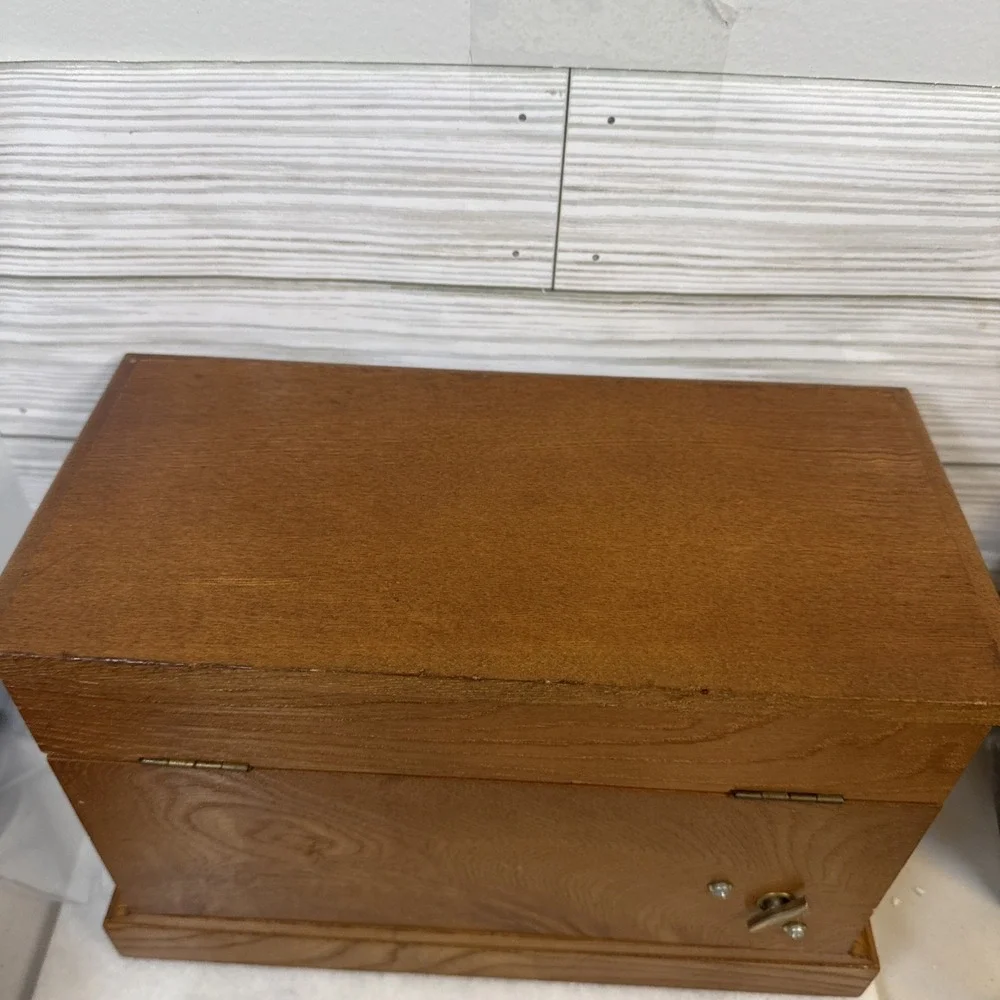Wooden Flip Top Jewelry / Music Box With Red Felt Lined Interior Toyo Music